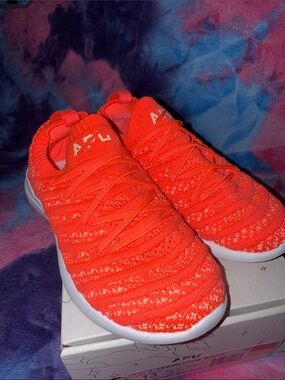 APL kids techloom wave Bright Orange Knit Slip-On Sneakers 13 like new!